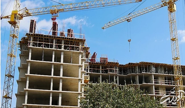 در سفت کاری ساختمان، پس از مشخص شدن اسکلت اصلی، تیغه چینی دیوارها آغاز می شود.